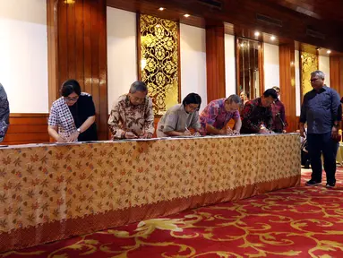 Ketua KPU Arief Budiman bersama Komisioner KPU Hasyim Asy'ari menyaksikan penandatanganan pakta integritas para panelis debat kedua capres Pemilu 2019, di Jakarta, Sabtu (9/2). (Liputan6.com/Johan Tallo)