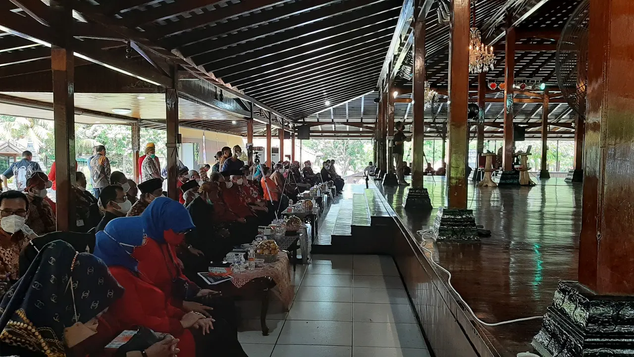 Paguyuban Jawa Tengah berkumpul di Ajungan Jawa Tengah, Taman Mini Indonesia Indah (TMII), Jakarta Timur hari ini, Sabtu (27/11/2021).