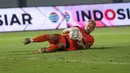 <p>Kiper Dewa United, Sonny Stevens menangkap bola saat melawan Persib Bandung pada laga pekan ke-20 BRI Liga 1 2023/2024 di Stadion Indomilk Arena, Tangerang, Minggu (26/11/2023). (Bola.com/M Iqbal Ichsan)</p>