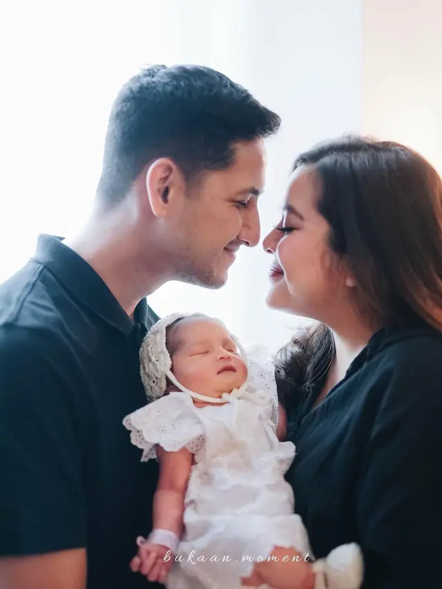 6 Pemotretan Keluarga Terbaru Tasya Kamila yang Kini Bersama Dua Buah Hati