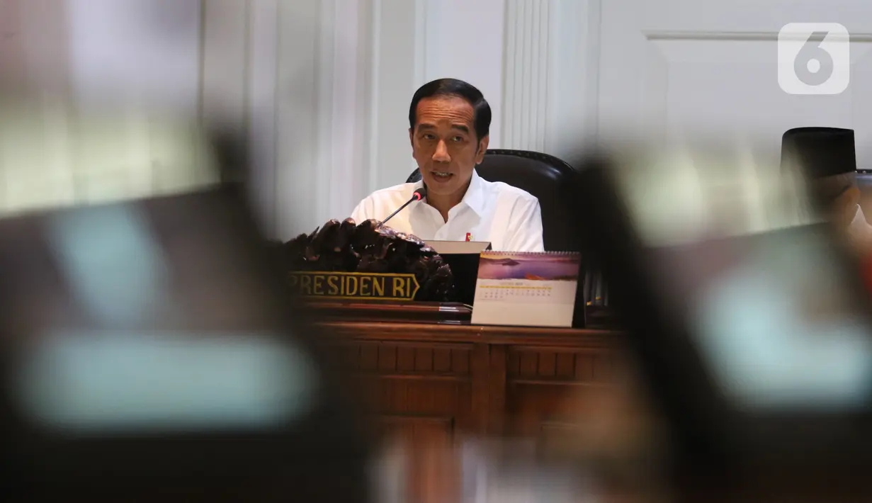 Presiden Joko Widodo atau Jokowi memimpin rapat terbatas (ratas) di Kantor Presiden, Jakarta, Rabu (30/10/2019). Rapat terbatas perdana dengan jajaran menteri Kabinet Indonesia Maju itu mengangkat topik Penyampaian Program dan Kegiatan di Bidang Perekonomian. (Liputan6.com/Angga Yuniar)