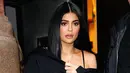 Meski dirahasiakan, Kylie Jenner sendiri tertangkap kamera melakukan baby shower satu hari setelah Kim melakukan baby shower. (Hello Giggles)