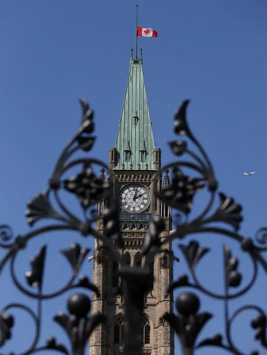 Bendera Kanada berkibar setengah tiang di puncak Menara Perdamaian setelah wafatnya Ratu Inggris Elizabeth II pada 8 September 2022 di Ottawa. Ratu Inggris, Elizabeth II, meninggal dunia di Kastil Balmoral, di kediaman musim panasnya di Skotlandia. (Photo by Dave Chan / AFP)