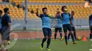 Guna menghadapi tim Korea Utara April 25 Sport Club Kapten Timnas Indonesia Ahmad Bustomi terlihat berlatih serius di Stadion GBK Jakarta (Liputan6.com/ Helmi Fithriansyah)