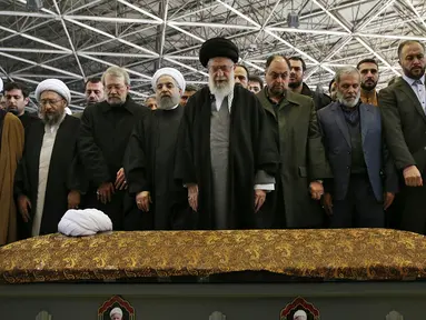 Ayatollah Ali Khamenei (tengah) memimpin salat jenazah mantan Presiden Iran, Hashemi Rafsanjani di kampus Tehran University di Teheran, Iran (10/1). Ratusan ribu pelayat membanjiri jalan-jalan di Teheran untuk mendoakan kepergian Hashemi Rafsanjani. (AP)