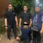 Jajaran Polsek Kebon Jeruk menangkap seorang pemuda berinisial MA (29) yang nekat membacok tetangganya, MI (30) karena merasa tersinggung. (Foto: Istimewa).