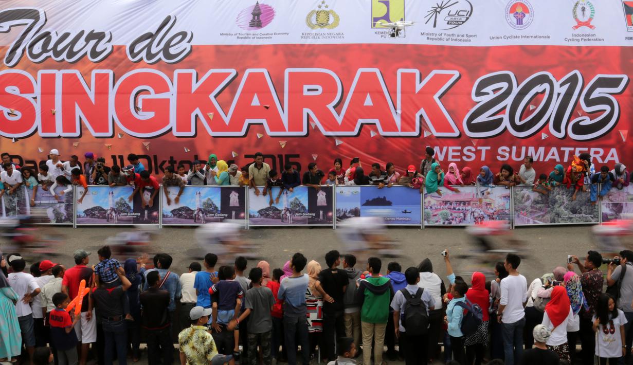 Para pebalap saat beraksi dalam circuit race di kota Padang sebanyak 5 lap dalam Etape 9 Tour de Singkarak 2015, Minggu (11/10/2015). (Bola.com/Arief Bagus)