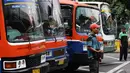 Menurut Pemda DKI, pencabutan izin kendaraan umum tidak akan mengurangi transportasi publik di Ibukota. Karena saat ini Pemda sedang gencar melakukan pengadaan ratusan bus Transjakarta (17/11/2014) (Liputan6.com/Faizal Fanani)