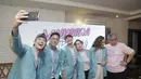 Tak hanya Umay Shahab, press conference film Mahasiswi Baru juga diikuti pemain-pemain lainnya seperti Morgan Oey, Mikha Tambayong dan masih banyak seleb lainnya. Mereka tampak kompak saat berfoto bersama (KapanLagi.com/Muhammad Akrom Sukarya)