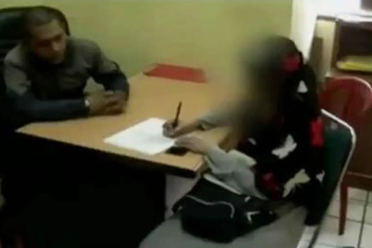 Perempuan Ini Ditangkap karena Unggah Berita Hoax di Medsos