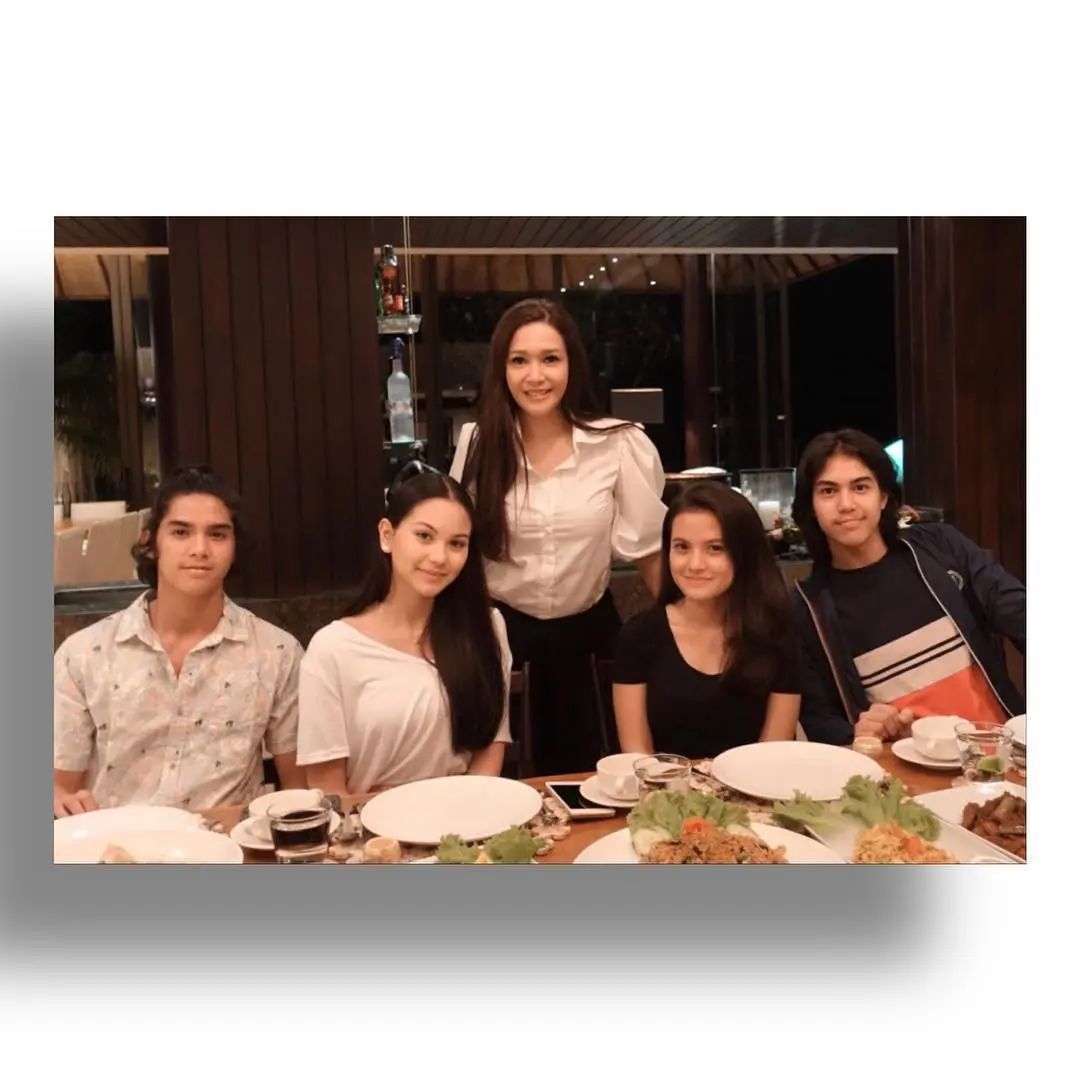 Marsha Aruan-Alyssa Daguise bersama El Rumi, Al Ghazali, dan Maia Estianty. (Instagram/maiaestiantyreal)