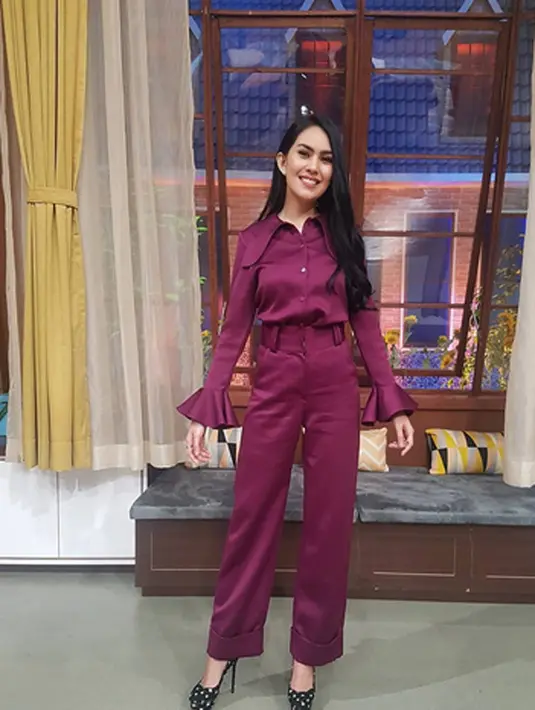 "Jadi buat aku sendiri next harus cari pasangan yang bisa support aku, yang mendukung apa yang jadi potensi diri aku, mencari pasangan yang bisa menerima aku apa adanya, tidak harus aku menjadi orang lain," pungkasnya. (Instagram/kartikaputriworld)