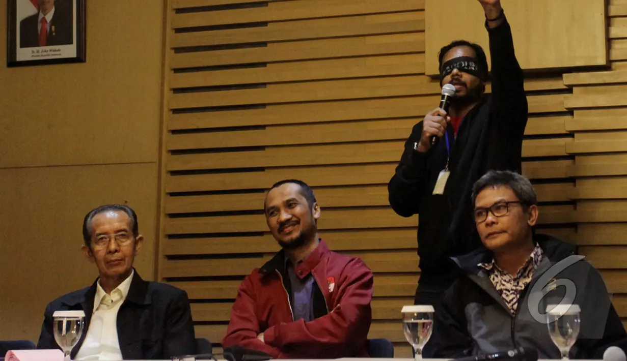 Relawan Salam 2 Jari mendukung KPK untuk memeriksa dugaan kasus korupsi yang melibatkan Komjen Pol. Budi Gunawan, Jakarta, Kamis (15/1/2015). (Liputan6.com/Miftahul Hayat) 