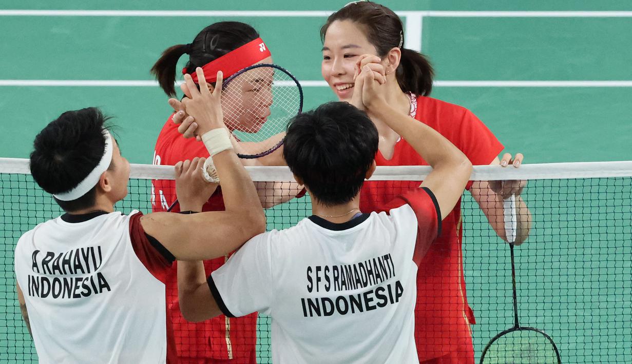 <p>Pemain ganda putri Indonesia, Apriyani Rahayu/Siti Fadia Silva Ramadhanti menyalami lawannya, wakil China Chen Qingchen/Jia Yifan setelah kalah dua game langsung, 12-21, 22-24 pada laga kedua Grup A nomor ganda putri cabor bulu tangkis Olimpiade Paris 2024 di Porte de la Chapelle Arena, Prancis, Minggu (28/7/2024). (AFP/David Gray)</p>
<p>&nbsp;</p>