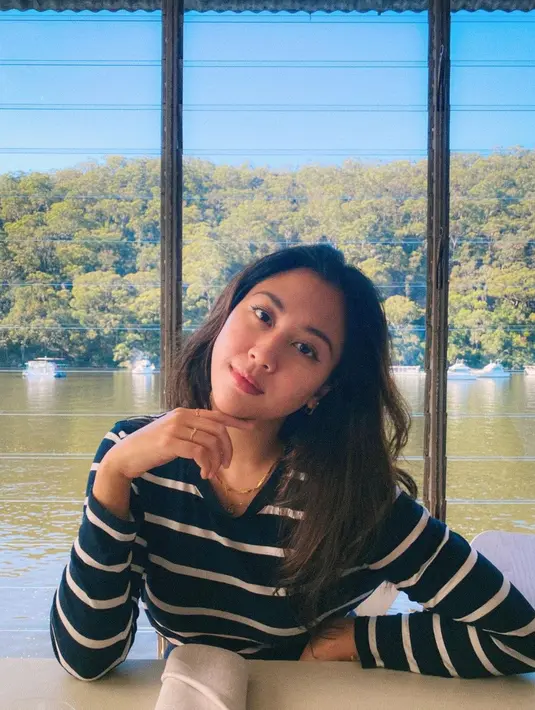 Dengan makeup tipis natural, Sherina Munaf pancarkan pesona cantik yang disebut mirip Park Shin Hye. Semirip itukah menurutmu, Sahabat Fimela? [@sherinamunaf]