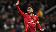 Gelandang Manchester United asal Portugal #08, Bruno Fernandes, memberi isyarat selama pertandingan Fase&nbsp;Europa League&nbsp;UEFA antara Manchester United dan Bodoe/Glimt di stadion Old Trafford di Manchester, Inggris barat laut, Jumat dini hari WIB (29/11/2024). (Oli SCARFF/AFP)