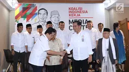 Bakal Calon Presiden petahana, Joko Widodo (kedua kanan depan) bersalaman Ketua Tim Kampanye Nasional Jokowi/Ma’ruf Amin, Erick Thohir usai penetapan di Jakarta, Jumat (7/9). (Liputan6.com/Helmi Fithriansyah)
