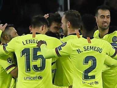 Para pemain Barcelona merayakan gol yang dicetak oleh Gerard Pique ke gawang PSV Eindhoven pada laga Liga Champions di Stadion Philips, Rabu (28/11). Barcelona menang 2-1 atas PSV Eindhoven. (AP/Peter Dejong)
