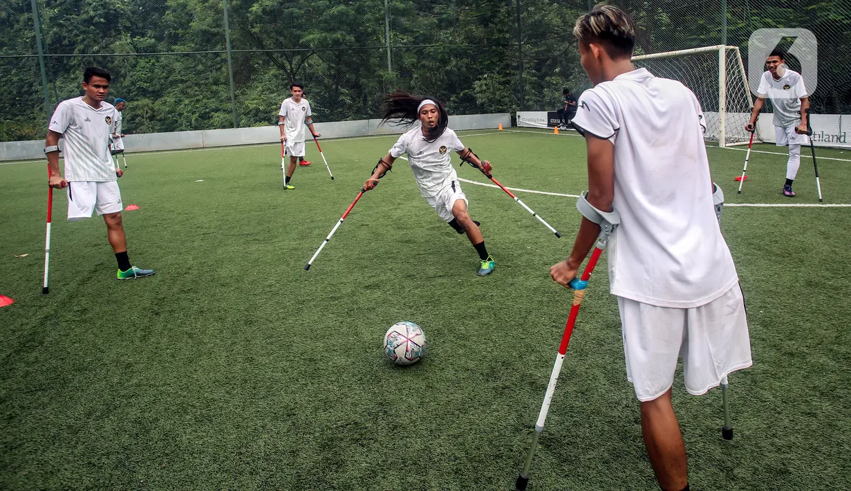Pesepak bola Tim Garuda Indonesia Amputee Football (INAF) berlatih di Lapangan Bola Sport Club Serenia Mansion Jakarta, Selasa (12/7/2022). Timnas Garuda INAF kembali menggelar latihan dalam rangka persiapan mengikuti Piala Dunia 2022 di Turki pada Oktober mendatang. (Liputan6.com/Johan Tallo)