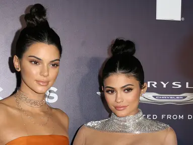 Kendall Jenner (kiri) dan Kylie Jenner tiba menghadiri acara NBCUniversal pada Golden Globes 2017 di Hotel Beverly Hilton, California, AS (8/1). Kakak-adik ini tampil cantik dengan gaun seksi yang digunakannya. (Foto oleh Kaya Fury/Invision/AP)