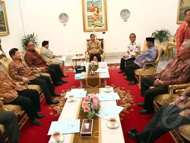 Dewan Pertimbangan Presiden (Wantimpres) menemui Presiden Joko Widodo di Istana Merdeka, Jakarta. Pertemuan digelar setelah Wantimpres melakukan rapat internal terkait polemik Polri-KPK, Rabu (28/1/2015). (Liputan6.com/Faizal Fanani)