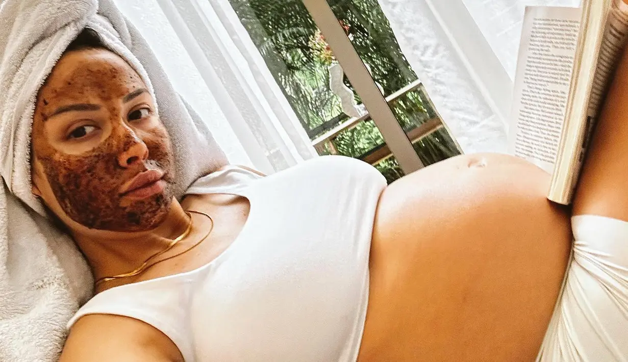 Gaya maternity lain Estelle Linden yang membuatnya seperti model ilustrasi. Dengan outfit serba putih dan background warna senada, ia tampil stylish dengan crop top dan short. [Foto: @estelleelinden]