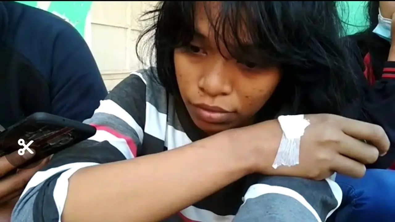 Suryanti (19), penumpang kapal terbakar KM Ihzar yang selamat usai terbakar di perairan Konawe, Sabtu (17/8/2019).(Liputan6.com/Ahmad Akbar Fua)