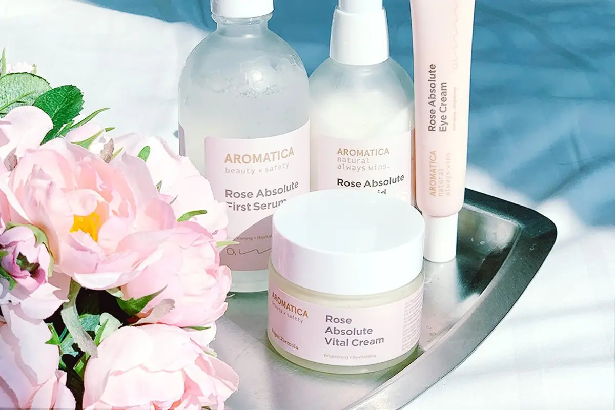 Hidrasi Instan Kulit Kering dan Lawan Tanda Penuaan Dini dengan Skincare Vegan Berbahan Mawar