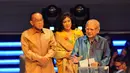  Emil Salim (kanan) saat hadir di Penghargaan Achmad Bakrie XII digelar di XXI Ballroom Djakarta Theatre, Jakarta, Rabu (10/12/2014). (Liputan6.com/Panji Diksana)