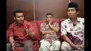 Koordinator Koalisi Anti Utang (KAU), Dani Setiawan (kiri) saat memberikan pernyataan bersama aktivis dari Koalisi Masyarakat Sipil anti Kriminalisasi KPK di Gedung Wantimpres, Jakarta, Jumat (30/1/2015). (Liputan6.com/Faizal Fanani)