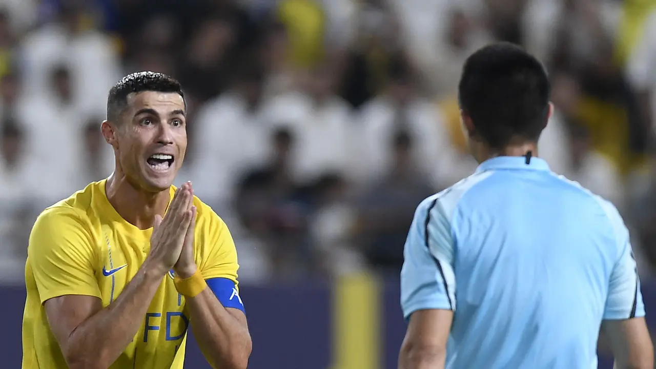 Foto: Momen Cristiano Ronaldo Marah-Marah ke Wasit saat Laga Al-Nassr Vs Al-Ahli Dubai di Babak Play Off Liga Champions Asia