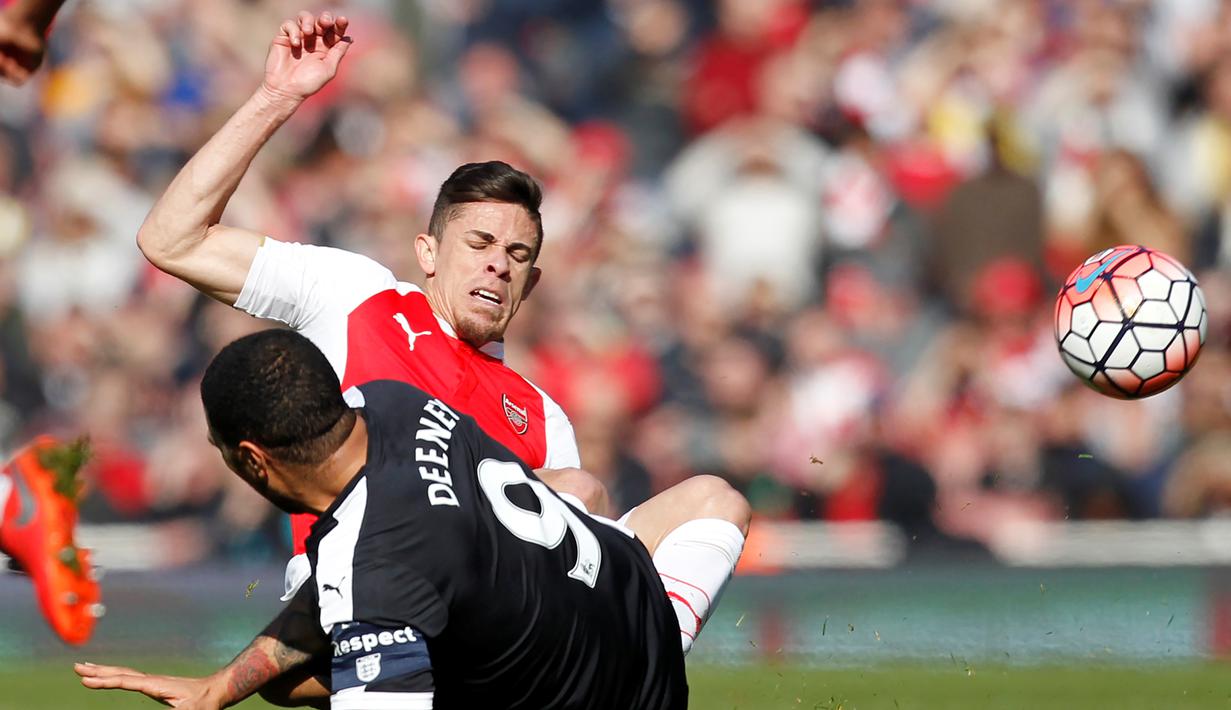 Perebutan bola antara pemain Watford dengan pemain Arsenal pada putaran keenam Piala FA di Stadion Emirates, London, Minggu (13/3/2016). (AFP/Ian Kington)