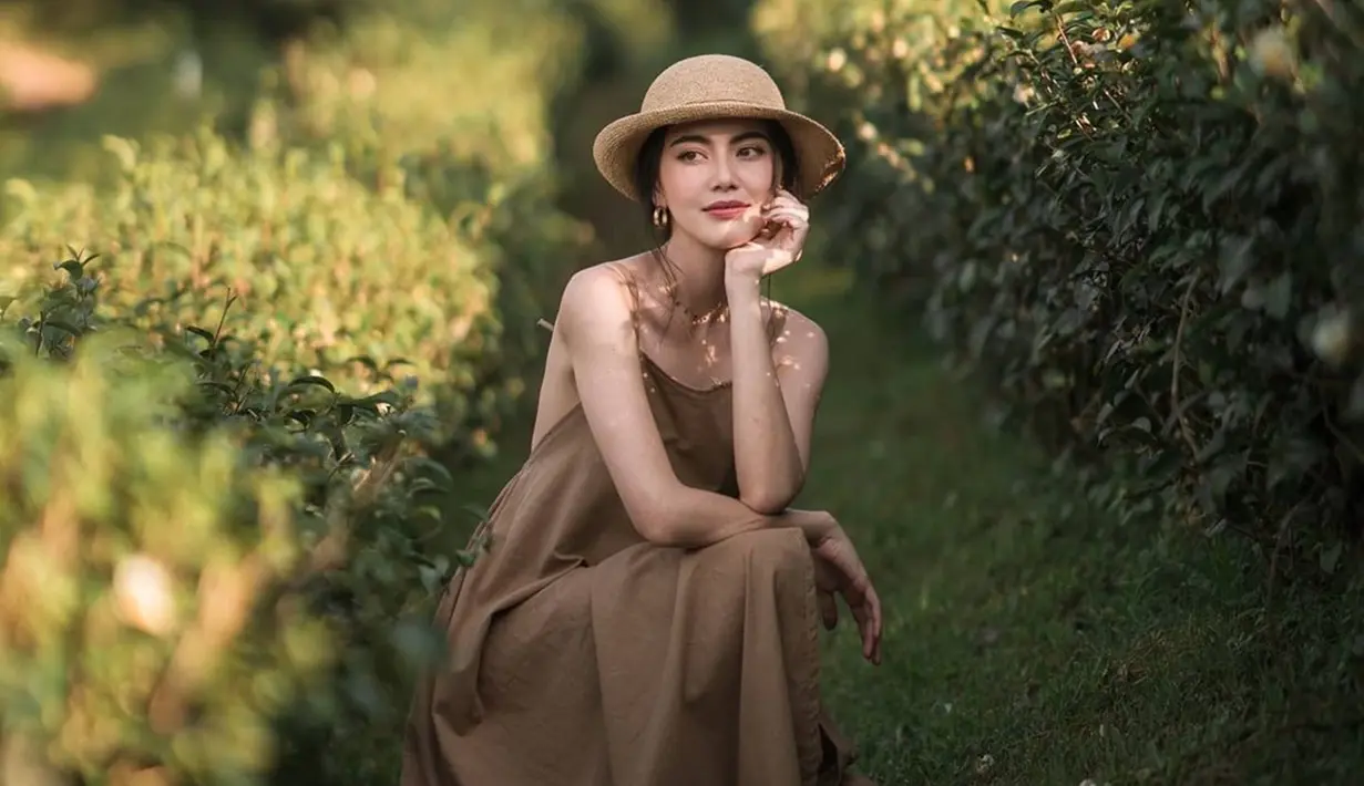 Aktris cantik keturunan Thailand dan Belgia ini tak hanya terkenal di populer. Ia juga terkenal di Asia Tenggara termasuk Indonesial. Film-film Davika yang curi perhatian salah satunya Pee Mak. Tak ayal berkat kepopulerannya di dunia film, aktivitas Davika pun kini diperhatikan, termasuk saat ia berkebun. (Liputan6.com/IG/@davikah)