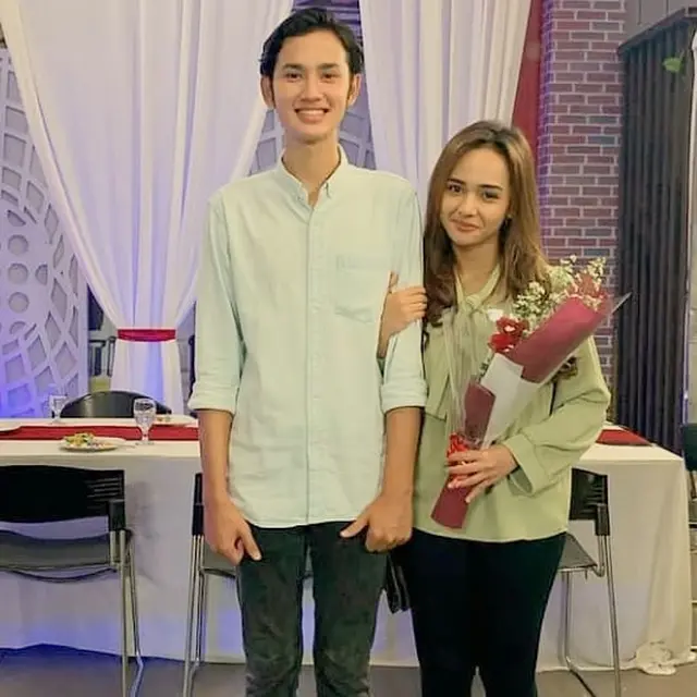 6 Potret Kompak Clay Gribble dan Dianda Sabrina, Main Bareng di Dari Jendela SMP