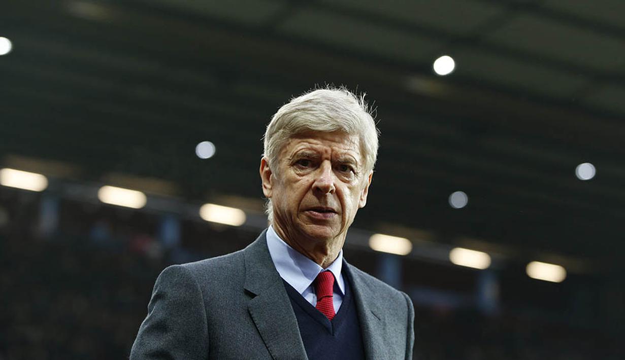 Pelatih Arsenal, Arsene Wenger, bersiap memimpin anak asuhnya menghadapi Aston Villa pada laga Liga Premier Inggris di Stadion Villa Park, Inggris, Minggu (13/12/2015). (Reuters/Paul Childs)