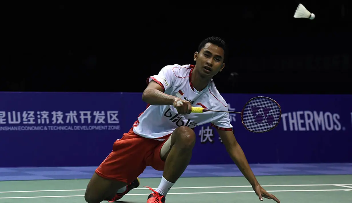 Pebulutangkis Indonesia, Tommy Sugiarto, berusaha mengembalikan kok saat melawan pebulutangkis Denmark, Viktor Axelsen, pada final Piala Thomas. Tommy kalah 17-21, 18-21 dari Axelsen. (AFP/Johannes Eisele)