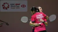 Selebrasi ganda putri Indonesia, Febriana Dwipuji Kusuma/Amalia Cahaya Pratiwi setelah mengalahkan sesama wakil Indonesia, Lanny Tria Mayasari/Ribka Sugiarto pada babak 32 besar Kejuaraan Bulu Tangkis Indonesia Open 2023 di Istora Senayan, Jakarta, Selasa (13/6/2023). Pasangan Febriana/Amalia menang dengan skor 21-15, 21-18. (Bola.com/Bagaskara Lazuardi)