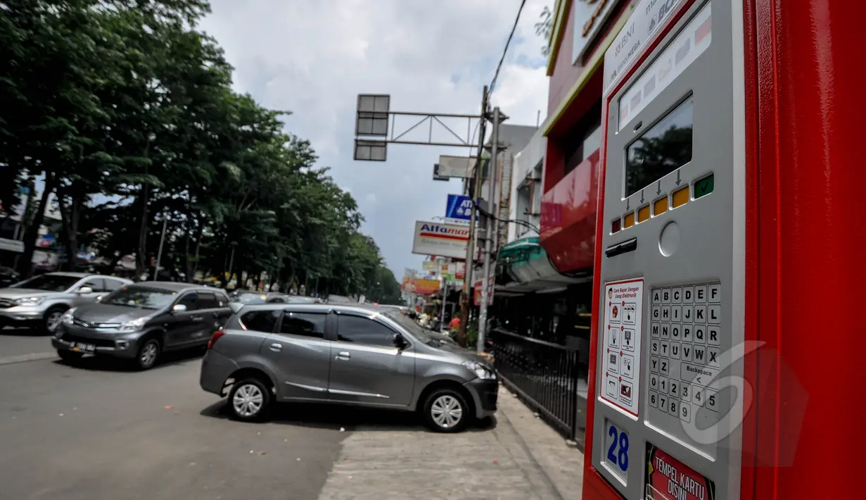 Penerapan sistem parkir elektronik mulai diberlakukan pada hari ini, Rabu (25/3/2015), yang terletak di Jalan Boulevard Raya, Kelapa Gading, Jakarta. (Liputan6.com/Faizal Fanani)