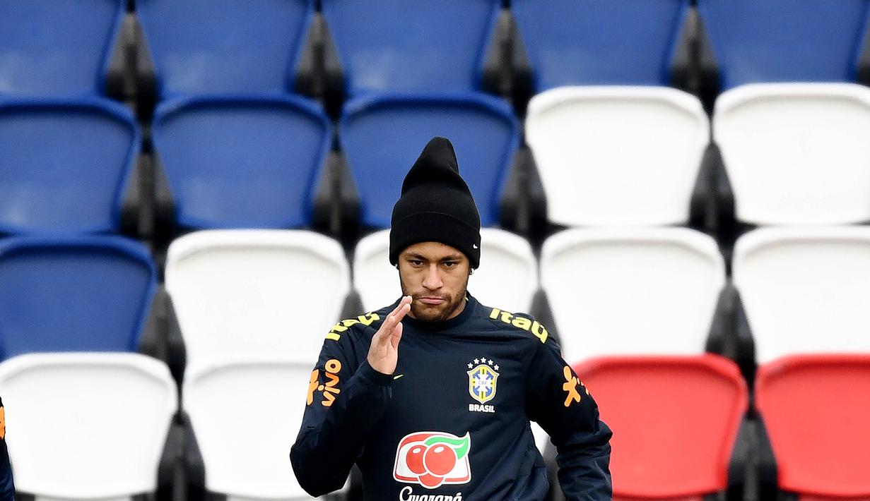 Striker Brasil, Neymar Jr, tampak serius saat sesi latihan jelang laga persahabatan di Paris, Rabu (8/11/2017). Brasil akan berhadapan dengan Jepang. (AFP/Franck Fife)
