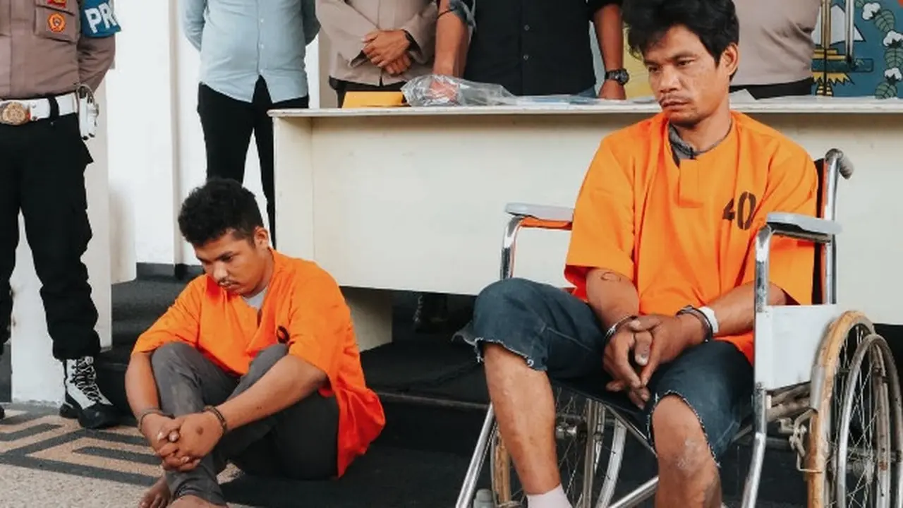 Tersangka pembunuhan pemulung dalam konferensi pers di Polres Pelalawan.