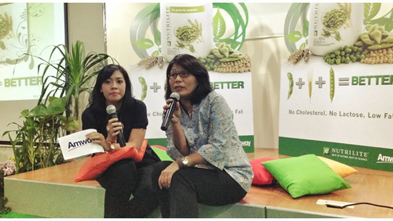 (kanan) Rossy Waworuntu - External Affairs Senior Manager Amway Indonesia