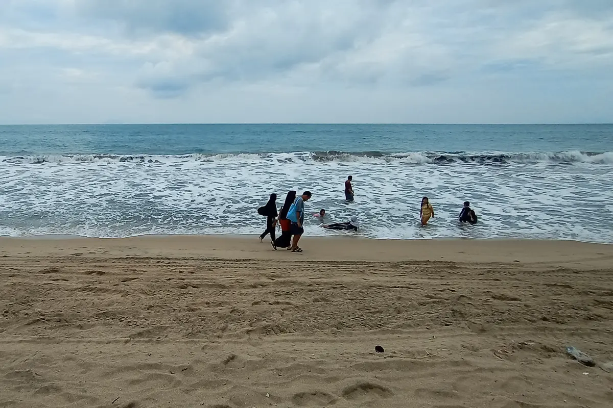 Suasana Pantai Panjang Jambangan, Bandulu, Anyer, Kabupaten Serang, Banen. (Sabtu,31/10/2020). (Yandhi Deslatama/Liputan6.com)