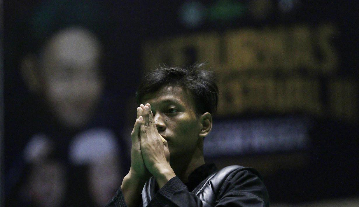 Pesilat menyapa juri dan penonton saat beraksi pada ajang Kejurnas Pagar Nusa di Padepokan Pencak Silat TMII, Jakarta, Minggu (6/1/2020). Sebanyak 487 pesilat dari seluruh Indonesia berpartisipasi dalam Kejurnas sekaligus Harlah ke-34 Pagar Nusa. (Bola.com/M Iqbal Ichsan)