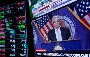 Pedagang bekerja di New York Stock Exchange saat Ketua Federal Reserve Jerome Powell berbicara setelah mengumumkan kenaikan suku bunga di New York, Amerika Serikat, 2 November 2022. (AP Photo/Seth Wenig)