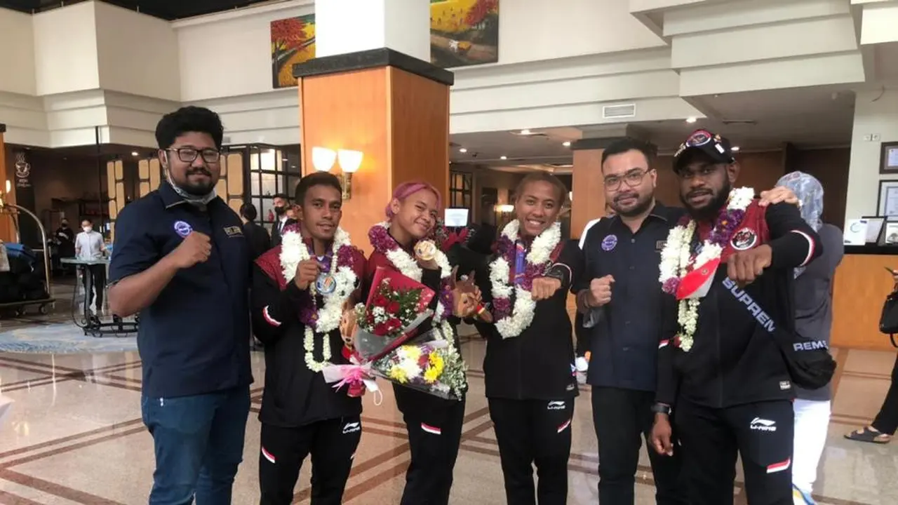 Atleti kickboxing peraih emas di SEA Games 2021 disambut saat kembali ke Indonesia
