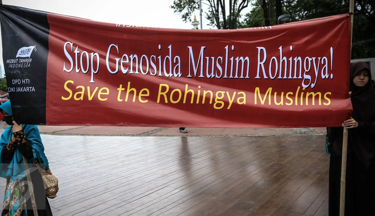 Massa membentangkan spanduk kecaman saat menggelar aksi unjuk rasa di depan Istana Merdeka, Jakarta, Kamis (24/11). Dalam aksinya mereka mengecam keras pembunuhan kaum minoritas muslim di Rohingya, Myanmar. (Liputan6.com/Faizal Fanani)