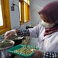 Salah satu mahasiswa FPIK Unibraw Malang di laboratorium saat proses pembuatan sosis BASOKE (Humas UB Malang)