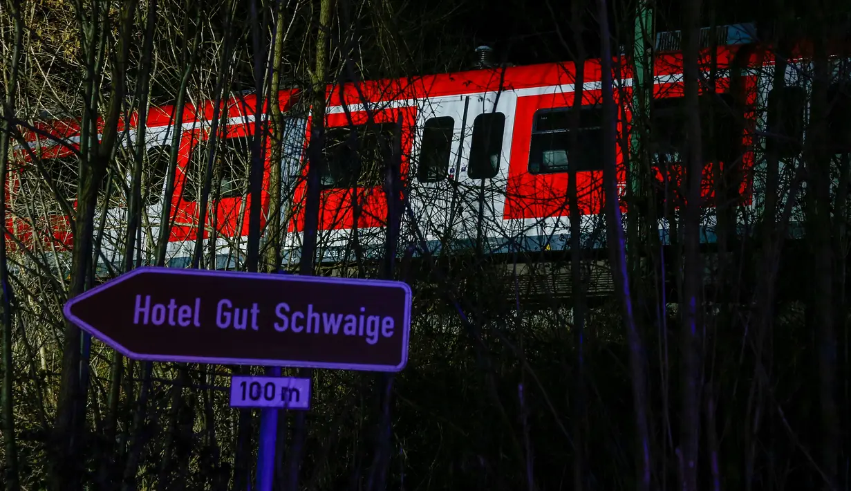 Lokasi kecelakaan dua kereta komuter S-bahn di Schaeftlarn di distrik Munich, Jerman pada 14 Februari 2022. Kecelakaan yang terjadi sekitar pukul 16.40 waktu setempat itu belum diketahui apa penyebab tabrakan. (MICHAELA REHLE / AFP)