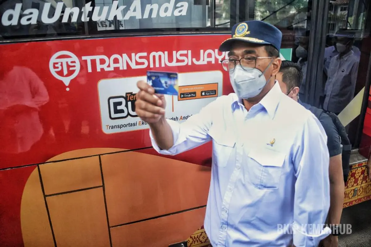Menteri Perhubungan Busi Karya Sumadi meluncurkan gerakan nasional kembali ke angkutan umum di Palembang