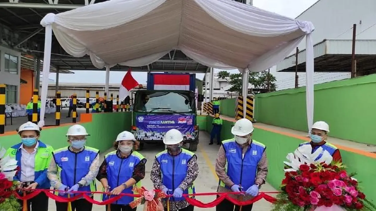 Kepala BPPI Kementerian Perindustrian, Doddy Rahardi bersama Direksi PT Tata Metal Lestari melakukan pelepasan ekspor 100 kontainer baja berlapis aluminium. (Dok Kemenperin)